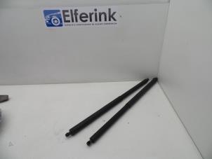 Gebruikte Amortisseur links-achter Volvo C70 (MC) 2.5 T5 20V Prijs € 25,00 Margeregeling aangeboden door Auto Demontage Elferink B.V.