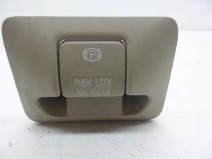 Używane Przelacznik hamulca postojowego Volvo V70 (BW) 1.6 T4 16V Cena € 25,00 Procedura marży oferowane przez Auto Demontage Elferink B.V.