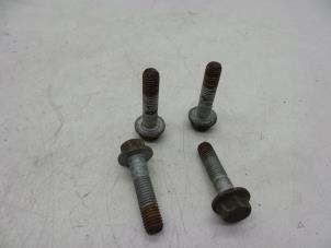 Gebruikte Bouten set Volvo S60 I (RS/HV) 2.4 20V 140 Prijs € 25,00 Margeregeling aangeboden door Auto Demontage Elferink B.V.