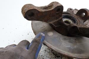 Gebruikte Fusee links-voor Volvo V40 (VW) 1.8 16V Prijs € 50,00 Margeregeling aangeboden door Auto Demontage Elferink B.V.