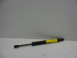 Begagnade Gasfjäder, höger bak Saab 9-3 Sport Estate (YS3F) 1.9 TiD Pris € 25,00 Marginaltabell erbjuds av Auto Demontage Elferink B.V.