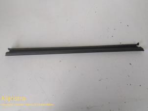 Używane Uszczelka szyby tyl Peugeot 2008 (CU) Cena na żądanie oferowane przez Fa. Klijnstra & Zn. VOF