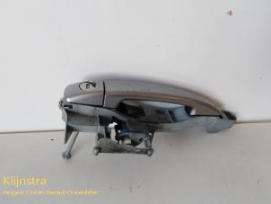 Begagnade Dörrhandtag, 4-dörrars, vänster fram Peugeot 2008 (CU) Pris € 49,00 Marginaltabell erbjuds av Fa. Klijnstra & Zn. VOF