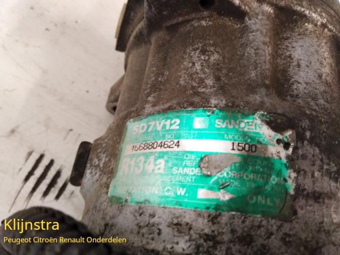 Luftkonditioneringspump från en Peugeot 106 II 1.4 XN,XR,XS,XT 1996