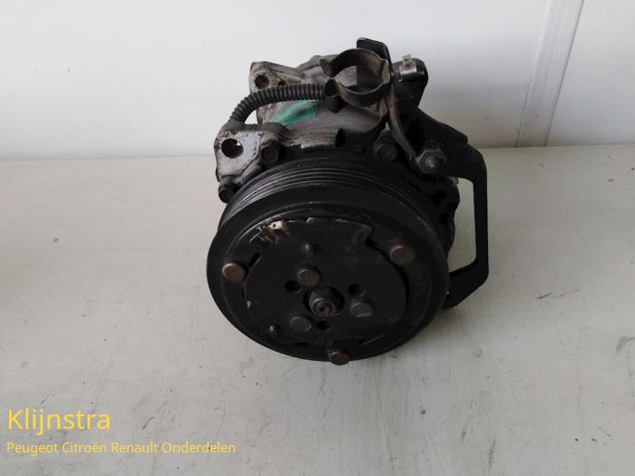 Luftkonditioneringspump från en Peugeot 106 II 1.4 XN,XR,XS,XT 1996