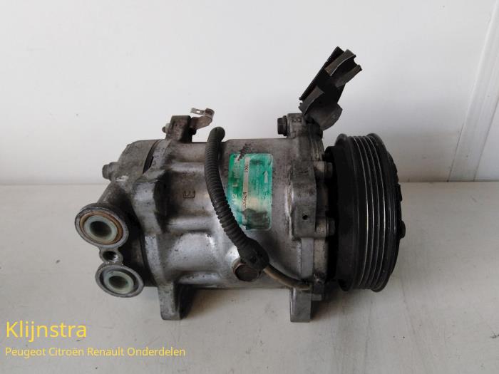 Luftkonditioneringspump från en Peugeot 106 II 1.4 XN,XR,XS,XT 1996