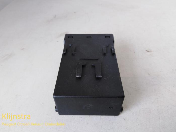 Centrallåsmodul från en Peugeot Partner 1.9 D 1999