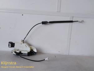 Begagnade Dörrlåsmekanism, 4-dörrars, vänster fram Peugeot 5008 I (0A/0E) 1.6 THP 16V Pris på förfrågan erbjuds av Fa. Klijnstra & Zn. VOF