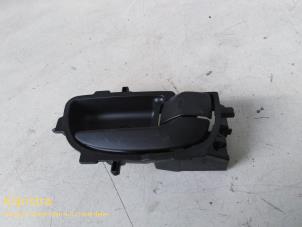 Gebruikte Portiergreep 4Deurs rechts-achter Peugeot 108 1.0 12V Prijs € 26,00 Margeregeling aangeboden door Fa. Klijnstra & Zn. VOF