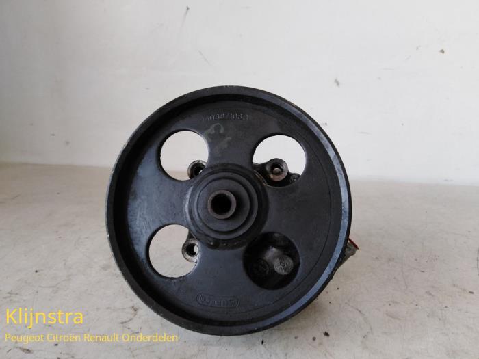 Servostyrningspump från en Peugeot 406 (8B) 1.8 16V 1997