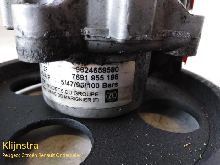 Servostyrningspump från en Peugeot 406 (8B) 1.8 16V 1997