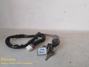 Gebruikte Kontaktslot + Sleutel Peugeot 305 Prijs € 65,00 Margeregeling aangeboden door Fa. Klijnstra & Zn. VOF