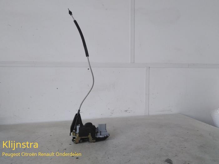 Dörrlåsmekanism, 4-dörrars, höger fram från en Peugeot 307 SW (3H) 2.0 HDi 90 2004