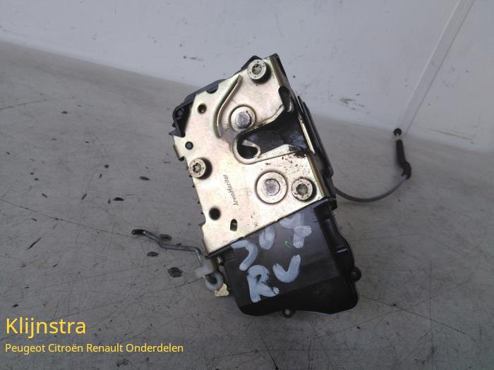 Dörrlåsmekanism, 4-dörrars, höger fram från en Peugeot 307 SW (3H) 2.0 HDi 90 2004