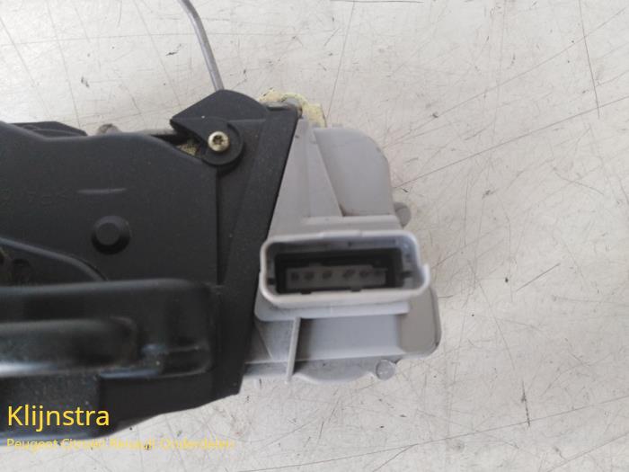 Dörrlåsmekanism, 4-dörrars, höger fram från en Peugeot 307 SW (3H) 2.0 HDi 90 2004