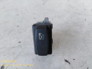 Gebruikte Raam schakelaar elektrisch Renault Megane Prijs op aanvraag aangeboden door Fa. Klijnstra & Zn. VOF