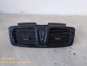 Gebruikte Luchtrooster Dashboard Renault Megane Break Prijs € 50,00 Margeregeling aangeboden door Fa. Klijnstra & Zn. VOF