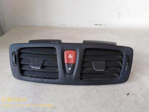 Gebruikte Luchtrooster Dashboard Renault Megane III Grandtour (KZ) Prijs op aanvraag aangeboden door Fa. Klijnstra & Zn. VOF