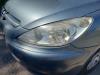 Strålkastare, vänster från en Peugeot 307 SW (3H), 2002 / 2008 1.6 16V, Kombi, Bensin, 1.587cc, 80kW (109pk), FWD, TU5JP4; NFU, 2002-03 / 2008-04, 3HNFU 2005