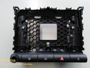 Gebruikte Paniekverlichtings Schakelaar Citroen C3 Aircross I (2C/2R) 1.6 BlueHDi 120 Prijs op aanvraag aangeboden door Fa. Klijnstra & Zn. VOF