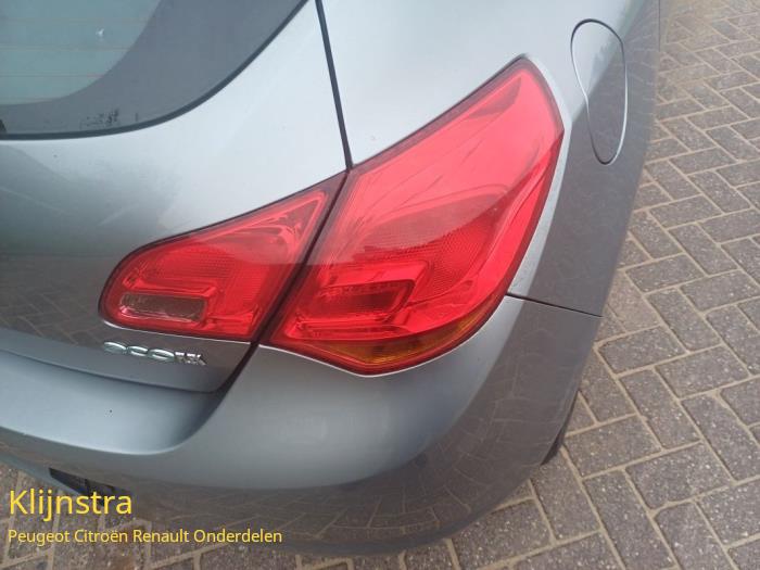 Achterlicht rechts van een Opel Astra J (PC6/PD6/PE6/PF6) 1.4 16V ecoFLEX 2011
