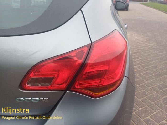 Achterlicht rechts van een Opel Astra J (PC6/PD6/PE6/PF6) 1.4 16V ecoFLEX 2011