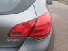 Achterlicht rechts van een Opel Astra J (PC6/PD6/PE6/PF6), 2009 / 2015 1.4 16V ecoFLEX, Hatchback, 4Dr, Benzine, 1.398cc, 74kW (101pk), FWD, A14XER, 2009-12 / 2015-10, PC6EB; PC6ET; PD6EB; PD6ET; PE6EB; PF6EB 2011