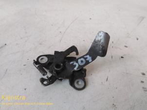 Gebruikte Slotmechaniek Motorkap Peugeot 307 Prijs € 35,00 Margeregeling aangeboden door Fa. Klijnstra & Zn. VOF