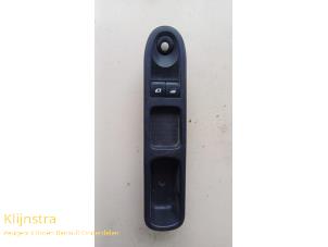 Gebruikte Schakelaar portier bediening Peugeot 207 Prijs € 35,00 Margeregeling aangeboden door Fa. Klijnstra & Zn. VOF