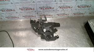 Begagnade Låsmekanism, skjutdörr, höger Renault Trafic New (FL) 1.9 dCi 100 16V Pris på förfrågan erbjuds av Autodemontage M.J. Rutte B.V.