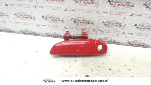 Używane Uchwyt drzwi lewych przednich wersja 4-drzwiowa Hyundai i10 (F5) 1.1i 12V Cena na żądanie oferowane przez Autodemontage M.J. Rutte B.V.