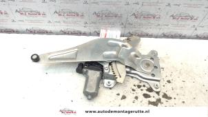 Begagnade Fönstermekanism för bakre dörr, 4-dörrars, vänster Suzuki Swift (ZA/ZC/ZD1/2/3/9) 1.3 VVT 16V Pris på förfrågan erbjuds av Autodemontage M.J. Rutte B.V.