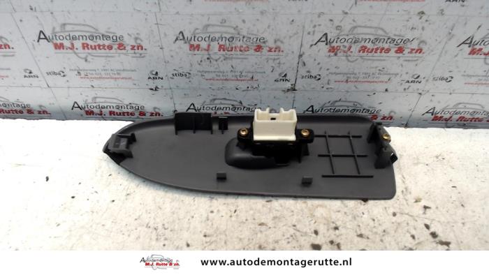 Brytare, eldrivna fönster från en Mazda 323 (BJ12) 1.8i 16V 1999