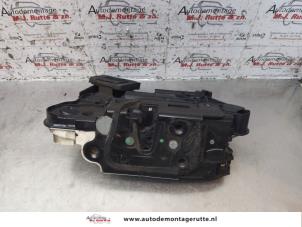 Begagnade Dörrlåsmekanism, 4-dörrars, vänster fram Volkswagen Polo V (6R) 1.2 TDI 12V BlueMotion Pris på förfrågan erbjuds av Autodemontage M.J. Rutte B.V.