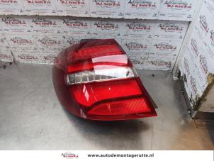 Begagnade Baklykta, vänster Mercedes B (W246) 1.6 B-160 BlueEFFICIENCY Turbo 16V Pris på förfrågan erbjuds av Autodemontage M.J. Rutte B.V.