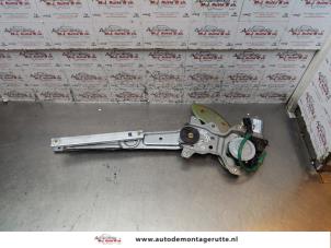 Begagnade Fönstermekanism för bakre dörr, 4-dörrars, vänster Kia Carens II (FJ) 1.6i 16V Pris på förfrågan erbjuds av Autodemontage M.J. Rutte B.V.