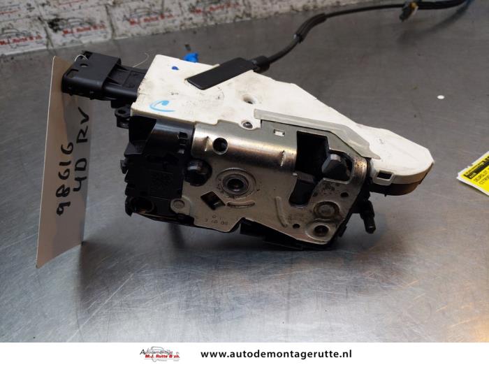 Dörrlåsmekanism, 4-dörrars, höger fram från en Citroën C4 Picasso (UD/UE/UF) 1.6 16V VTi 120 2010