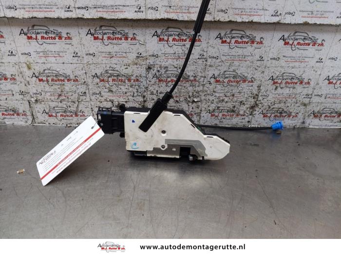 Dörrlåsmekanism, 4-dörrars, höger fram från en Citroën C4 Picasso (UD/UE/UF) 1.6 16V VTi 120 2010