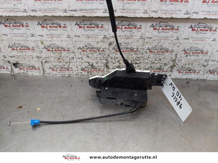 Dörrlåsmekanism, 4-dörrars, höger fram från en Citroën C4 Picasso (UD/UE/UF) 1.6 16V VTi 120 2010