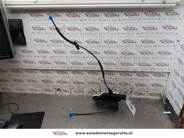 Dörrlåsmekanism, 4-dörrars, höger fram från en Citroën C4 Picasso (UD/UE/UF) 1.6 16V VTi 120 2010