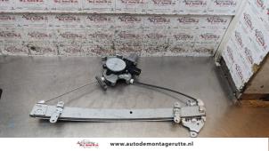 Begagnade Fönstermekanism, 4-dörrars, vänster fram Mitsubishi Lancer Wagon (CS/CT) 2.0 16V Pris på förfrågan erbjuds av Autodemontage M.J. Rutte B.V.