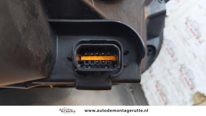 Koplamp links van een Citroën C3 Picasso (SH) 1.4 16V VTI 95 GPL 2013