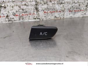 Begagnade Luftkonditionering, brytare Peugeot 107 1.0 12V Pris på förfrågan erbjuds av Autodemontage M.J. Rutte B.V.