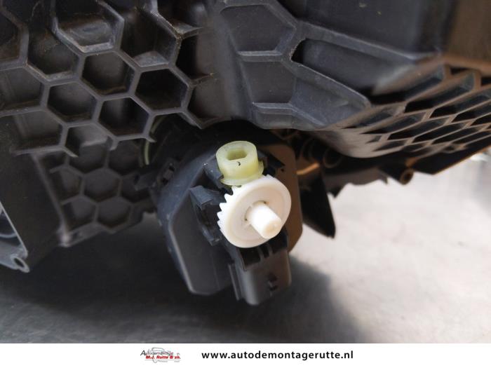 Koplamp rechts van een Renault Captur (2R) 1.2 TCE 16V EDC 2017