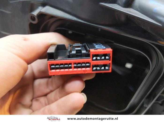 Koplamp rechts van een Renault Captur (2R) 1.2 TCE 16V EDC 2017