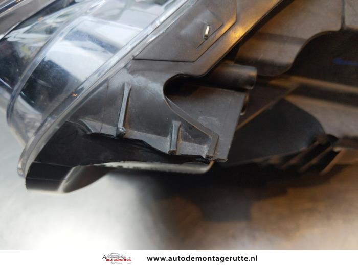 Koplamp rechts van een Renault Captur (2R) 1.2 TCE 16V EDC 2017