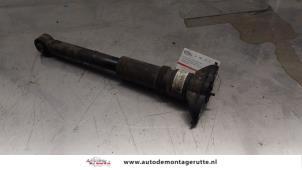 Gebruikte Schokdemper links-achter Opel Corsa F (UB/UH/UP) 1.2 Turbo 12V 130 Prijs € 50,00 Margeregeling aangeboden door Autodemontage M.J. Rutte B.V.
