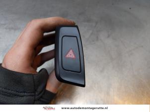 Gebruikte Gevarenlicht Schakelaar Audi A4 Avant (B8) 2.0 TDI 16V Prijs € 10,00 Margeregeling aangeboden door Autodemontage M.J. Rutte B.V.