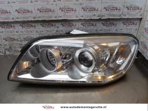 Gebruikte Koplamp links Chevrolet Captiva (C100) 2.4 16V 4x4 Prijs € 75,00 Margeregeling aangeboden door Autodemontage M.J. Rutte B.V.