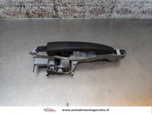 Begagnade Dörrhandtag, 4-dörrars, vänster fram Citroen C3 Picasso (SH) 1.6 16V VTI 120 Pris på förfrågan erbjuds av Autodemontage M.J. Rutte B.V.